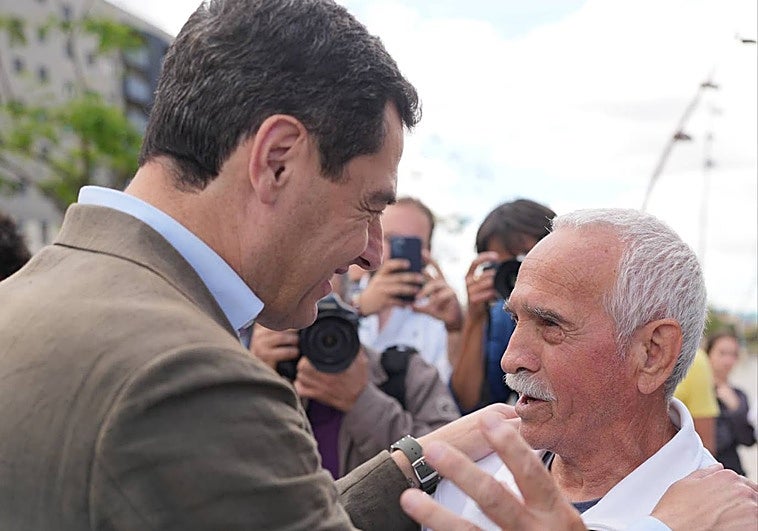 El pacto de Juanma Moreno con un votante en el bastión socialista