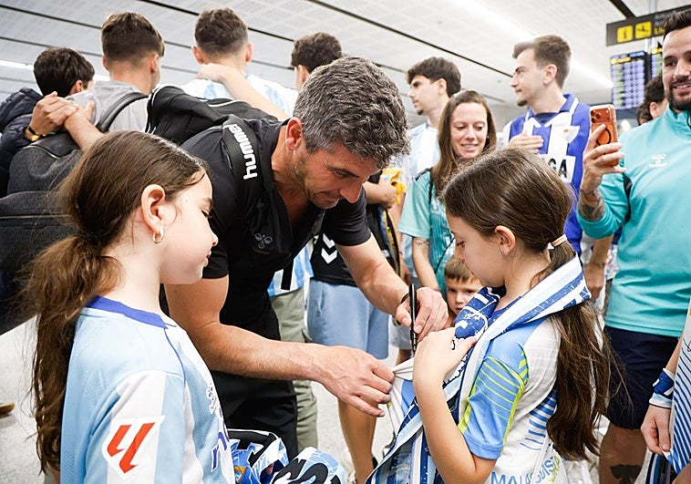 Un centenar de aficionados reciben al Málaga en el aeropuerto tras su partidazo del sábado