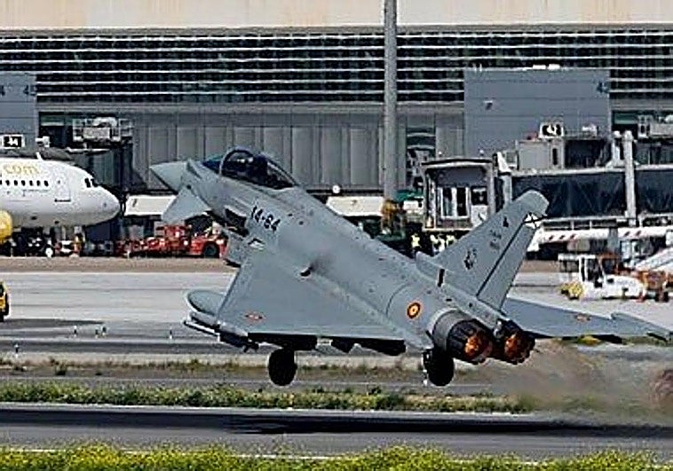 Två Eurofighters flyger över köpcentret Plaza Mayor i Malaga