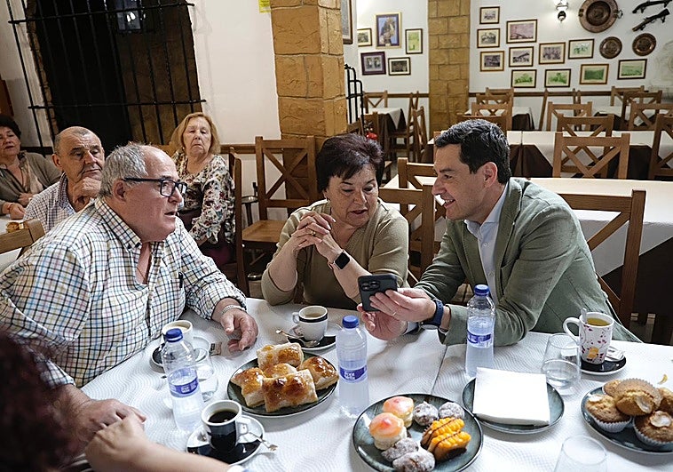 Juanma Moreno encuentra en el pueblo de sus padres refugio y combustible para la campaña