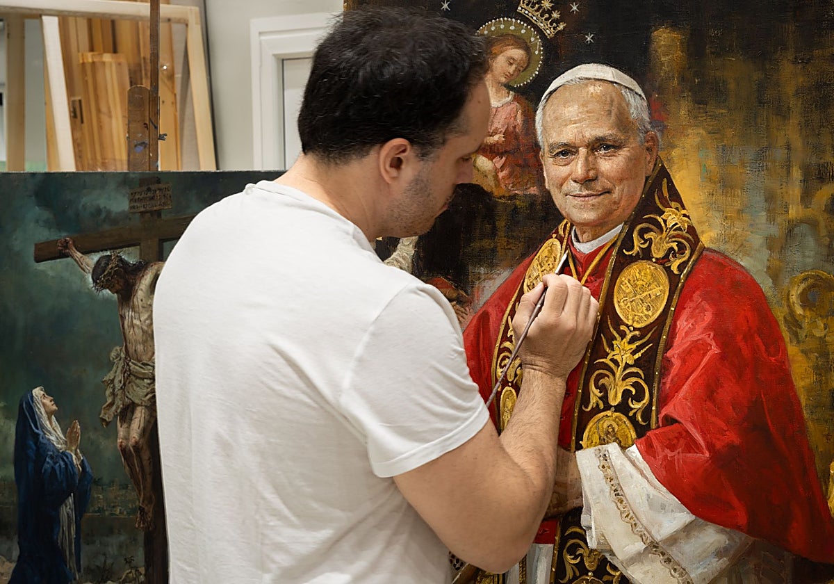 Raúl Berzosa, durante el proceso de creación de la obra original dedicada al papa León XIV