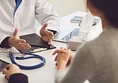 Prisión para una administrativa de un centro de salud por acceder 1.329 veces a los historiales de su hija y nietos