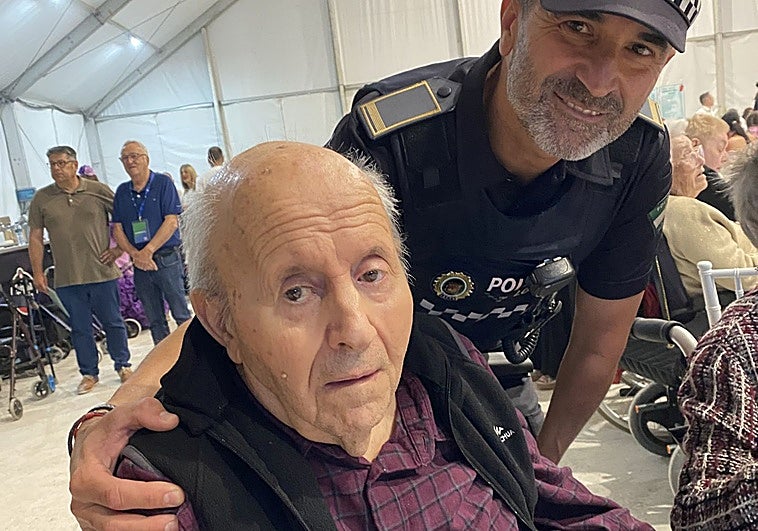 Un anciano, a punto de morir atragantado por un trozo de jamón: lo salvan dos policías que iban a recoger un premio en Churriana
