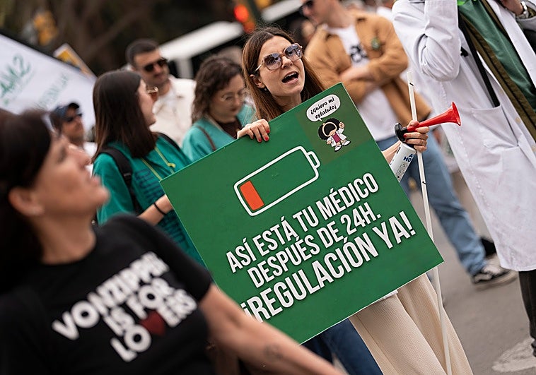 «No respondes igual tras 20 horas»: los médicos alertan del riesgo de equivocarse en las guardias