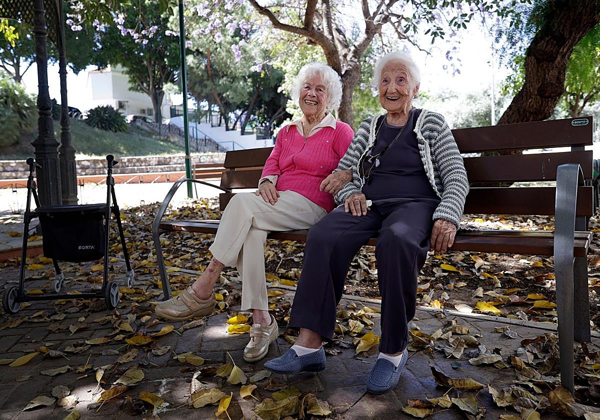 Pepa e Isidora, sentadas en un parque cerca del hogar del jubilado del Puerto de la Torre.