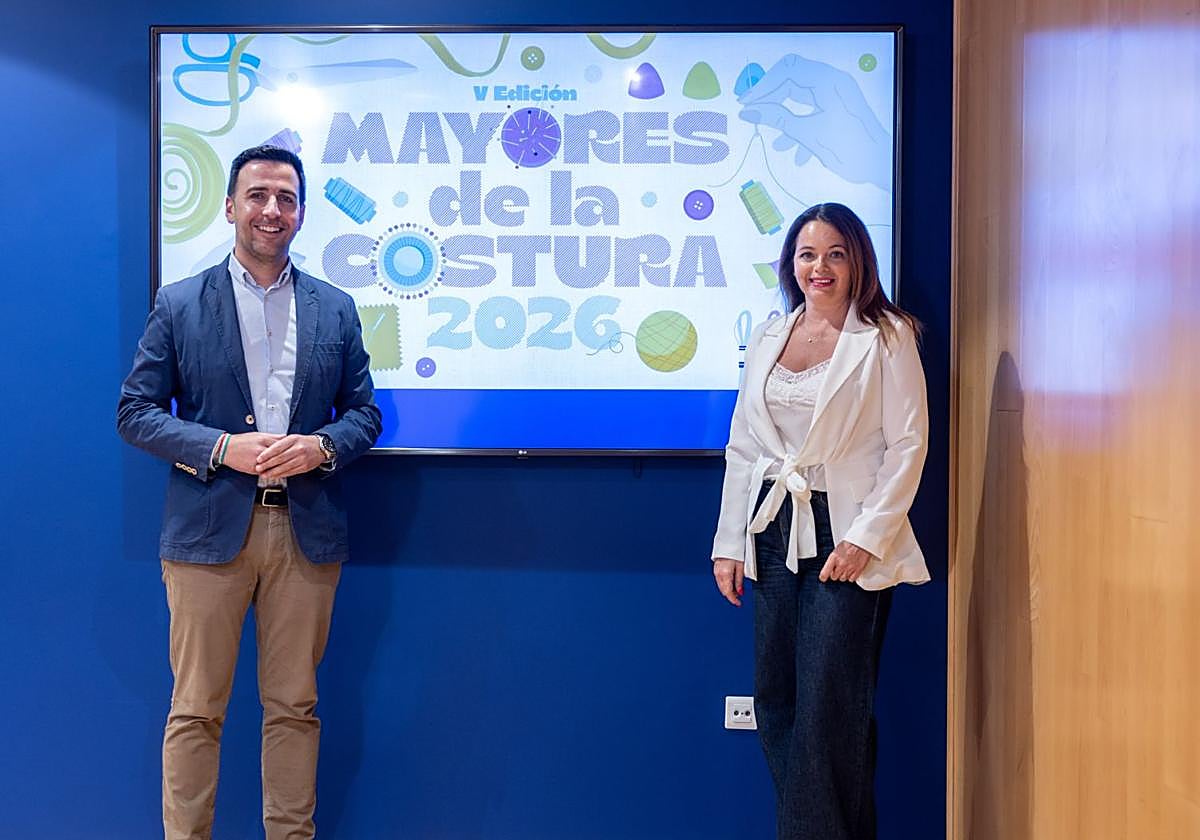 Puntadas frente a la soledad: mayores malagueños cosen trajes regionales