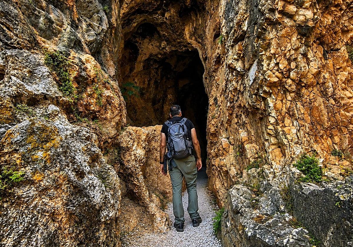 El sendero de Alhaurín el Grande que lleva hasta a un lugar recóndito entre cavidades