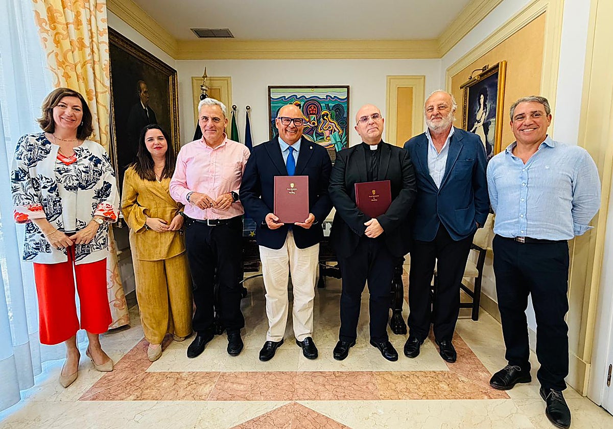 Vélez-Málaga firma con el Obispado la adquisición de suelo para proyectos municipales