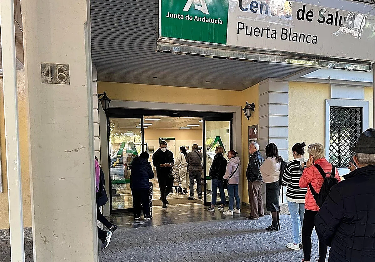 Denuncian desmayos de pacientes en el centro de salud de La Luz por el calor