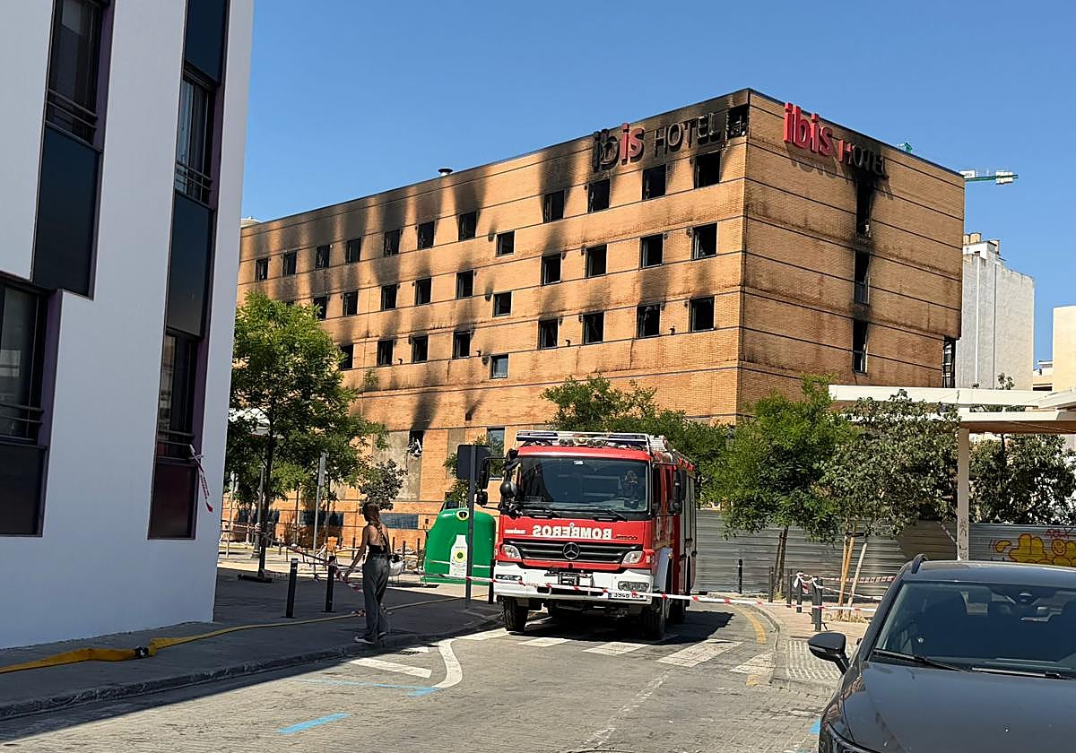 Vallan el edificio del hotel Ibis afectado por el incendio para garantizar la seguridad del entorno