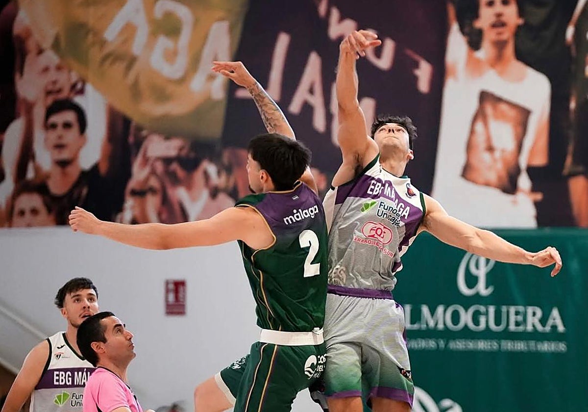 El jugador del EBG Dani Gutiérrez firma una de las canastas del año