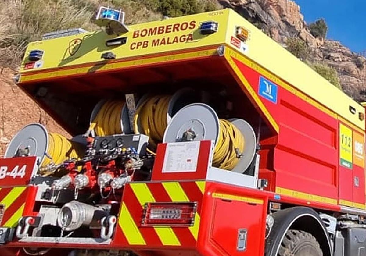 Desalojan cinco bloques en Manilva por un incendio en un aparcamiento subterráneo