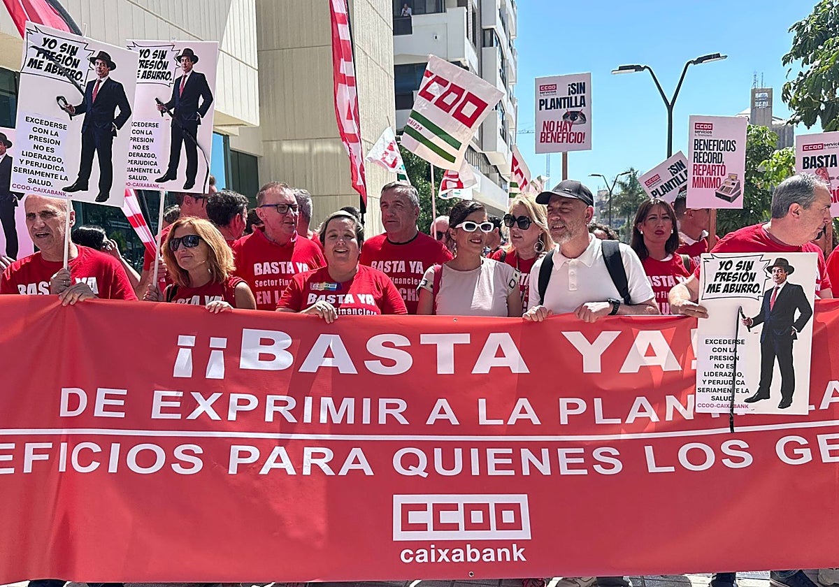 Protesta de Comisiones Obreras en Málaga contra la sobrecarga de trabajo en la banca