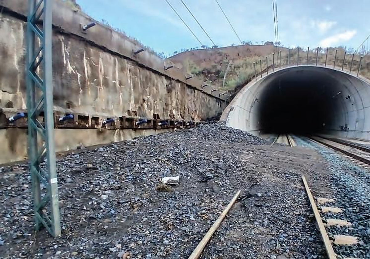 La investigación del AVE descarrilado en Álora concluye que hay que reforzar el control de taludes y lluvias