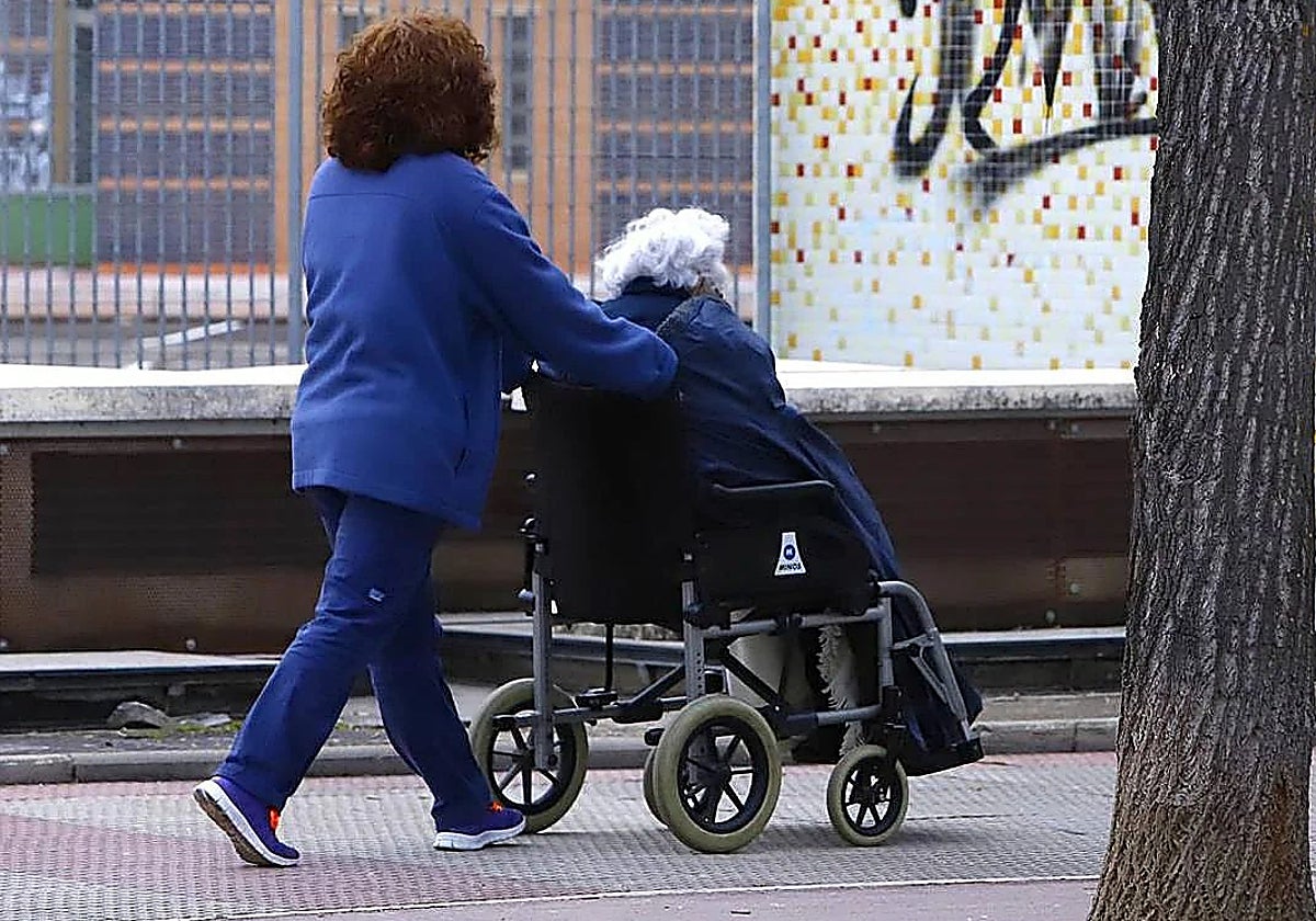 Indemnización de 112.000 euros a una mujer de 92 años tras ser atropellada en Málaga: de ser autónoma a vivir en silla de ruedas