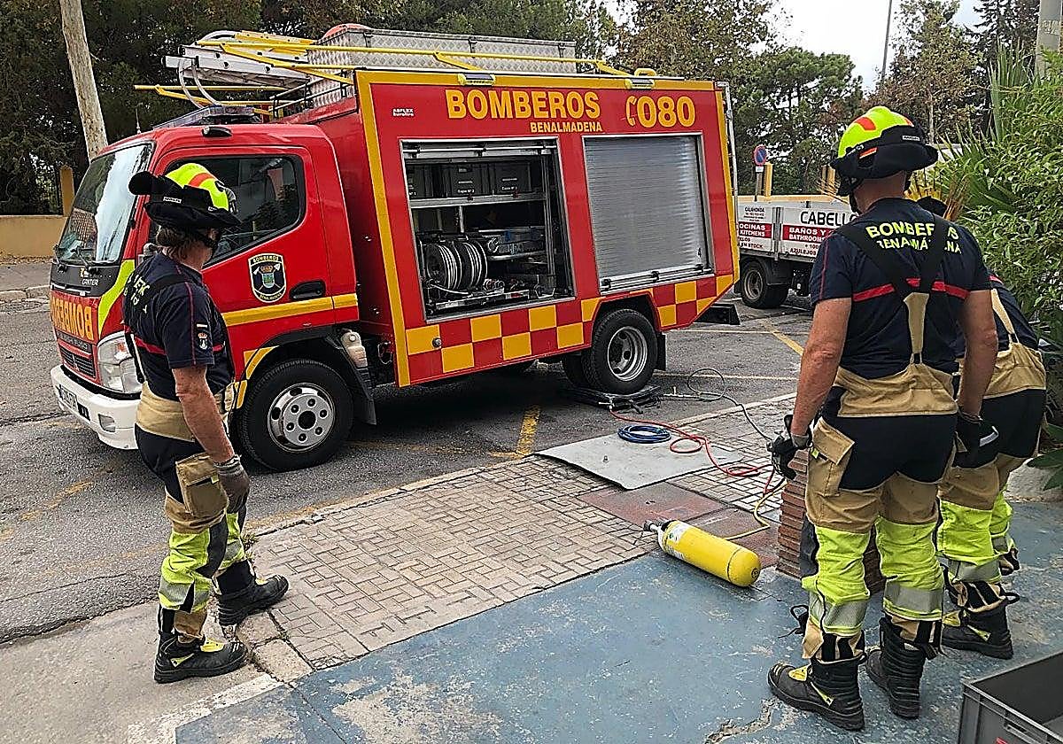 Evacuadas varias viviendas por prevención tras un incendio de un apartamento en Manilva