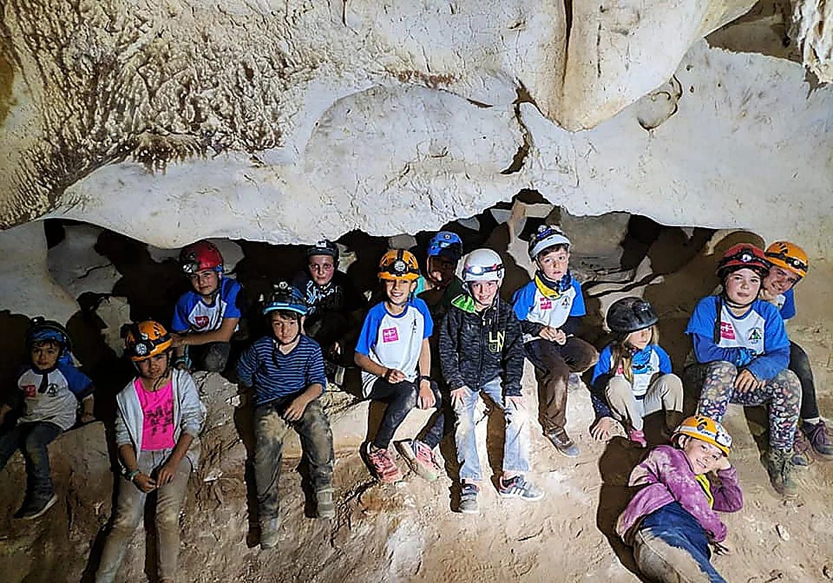 Rincón de la Victoria programa talleres infantiles de verano en la Cueva del Tesoro