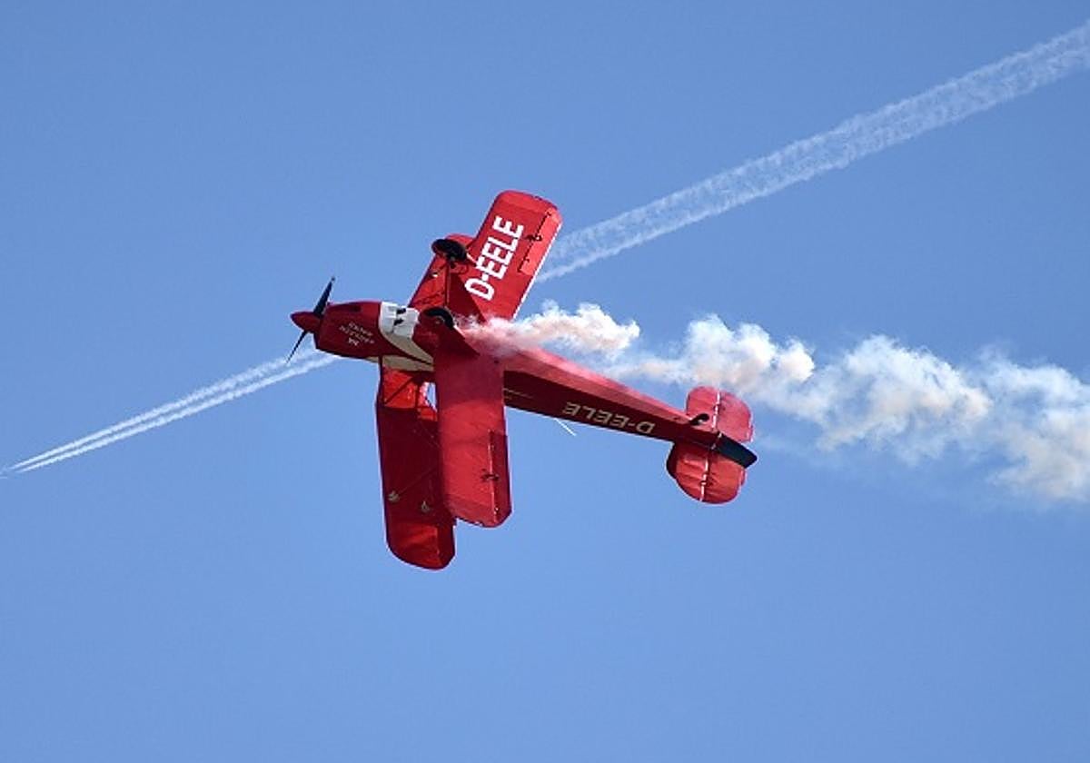 Herido el piloto de una avioneta de fumigación tras chocar contra una torre de alta tensión en Sevilla