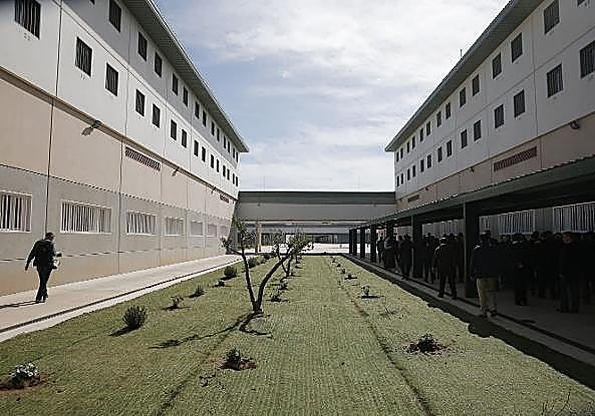 Atrincheramiento, mordiscos y golpes: un reo "muy conflictivo" pone en jaque la cárcel de Archidona | Diario Sur