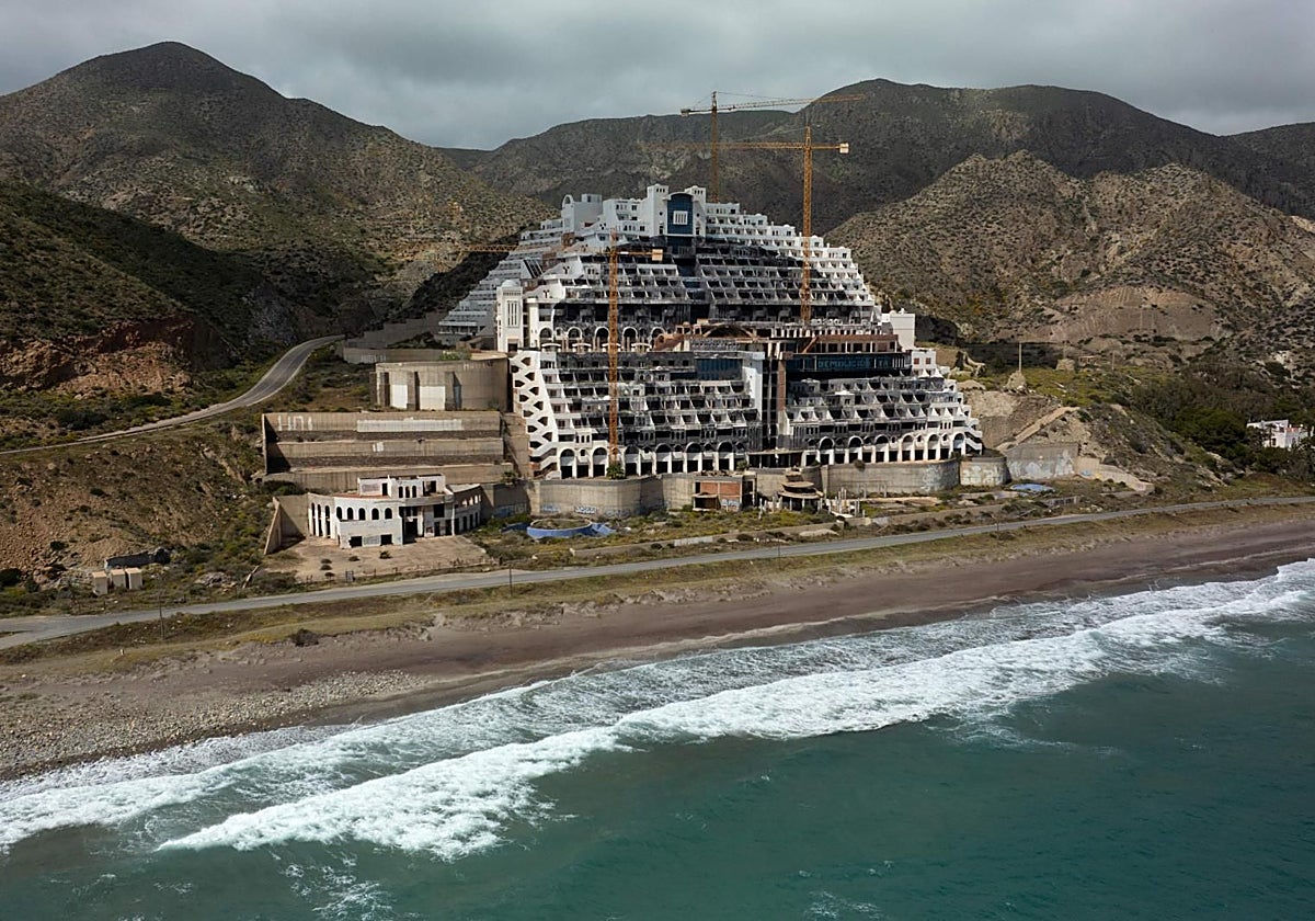 El Gobierno da un ultimátum de 72 horas a Carboneras por el Algarrobico