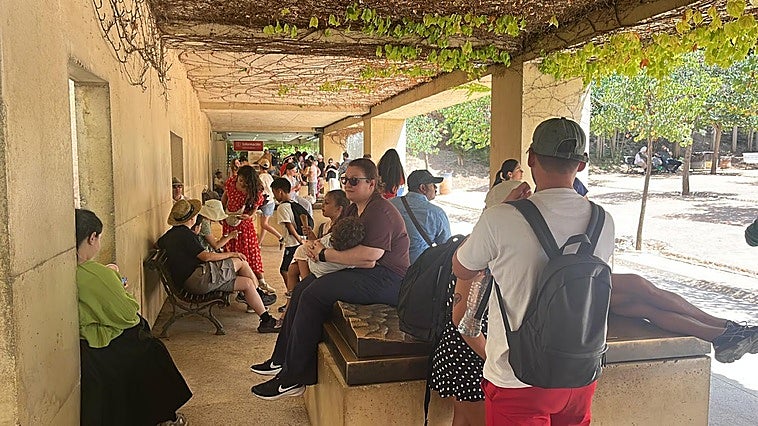 El gran temblor obliga a desalojar la Alhambra, pero no mueve a los turistas