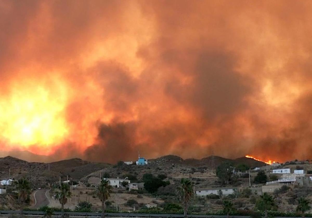 Vista del fuego a primera hora de este viernes.