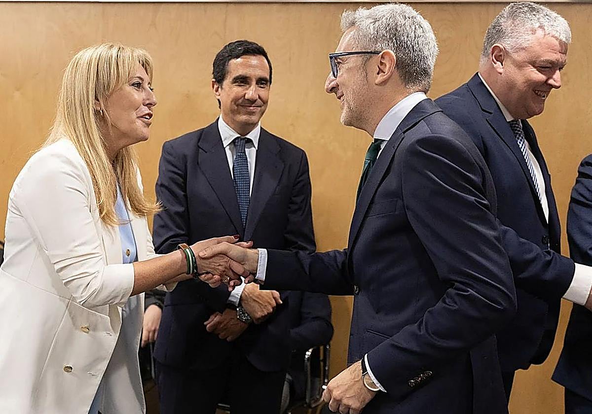 Carolina España saluda a Arcadi España en la última reunión del Consejo de Política Fiscal y Financiera.
