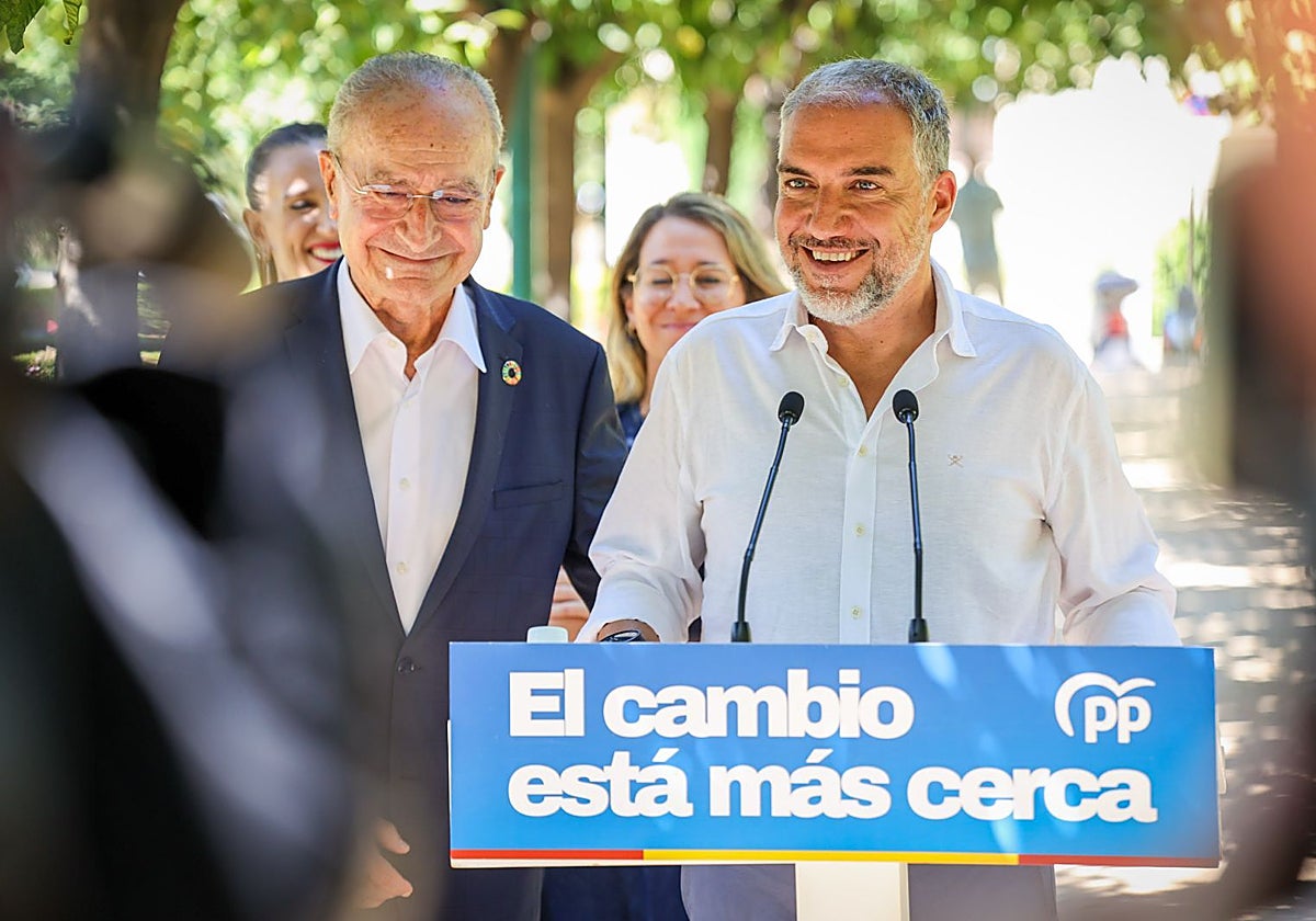 Bendodo, este jueves, junto al alcalde de Málaga, Francisco de la Torre.