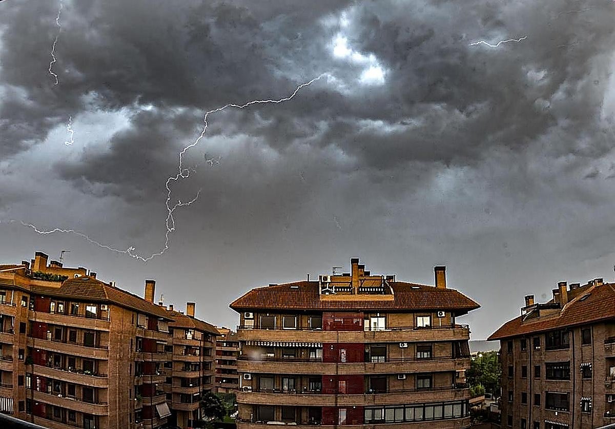 Aemet alerta de «tormentas, chubascos localmente fuertes, granizo y rachas muy fuertes» en Andalucía