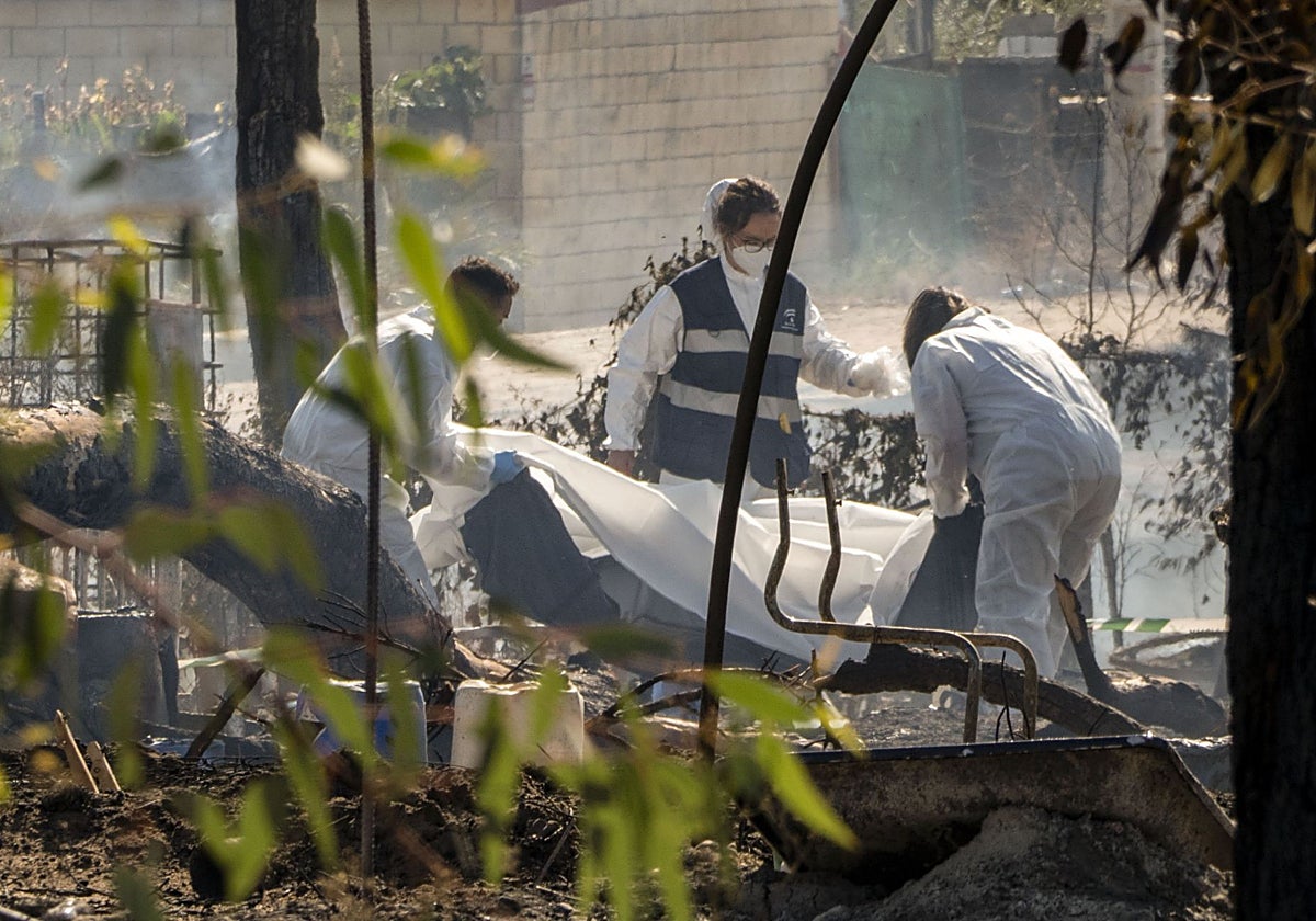 El fuego en un poblado de infraviviendas en Huelva deja un fallecido