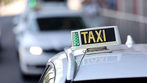 Un taxista apuñalado en varias ocasiones conduce hasta la Policía para pedir ayuda y detienen al agresor