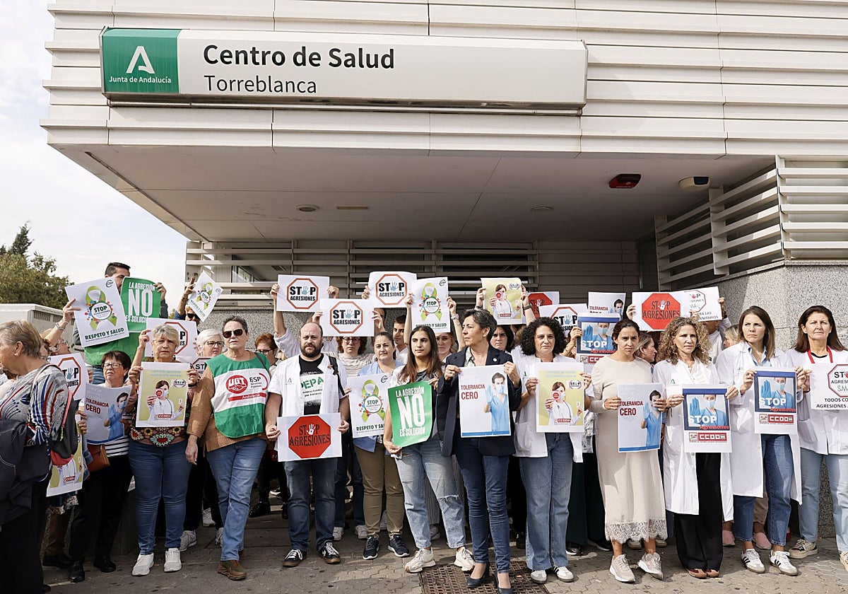 Andalucía protegerá por ley al personal sanitario y expulsará al agresor del centro