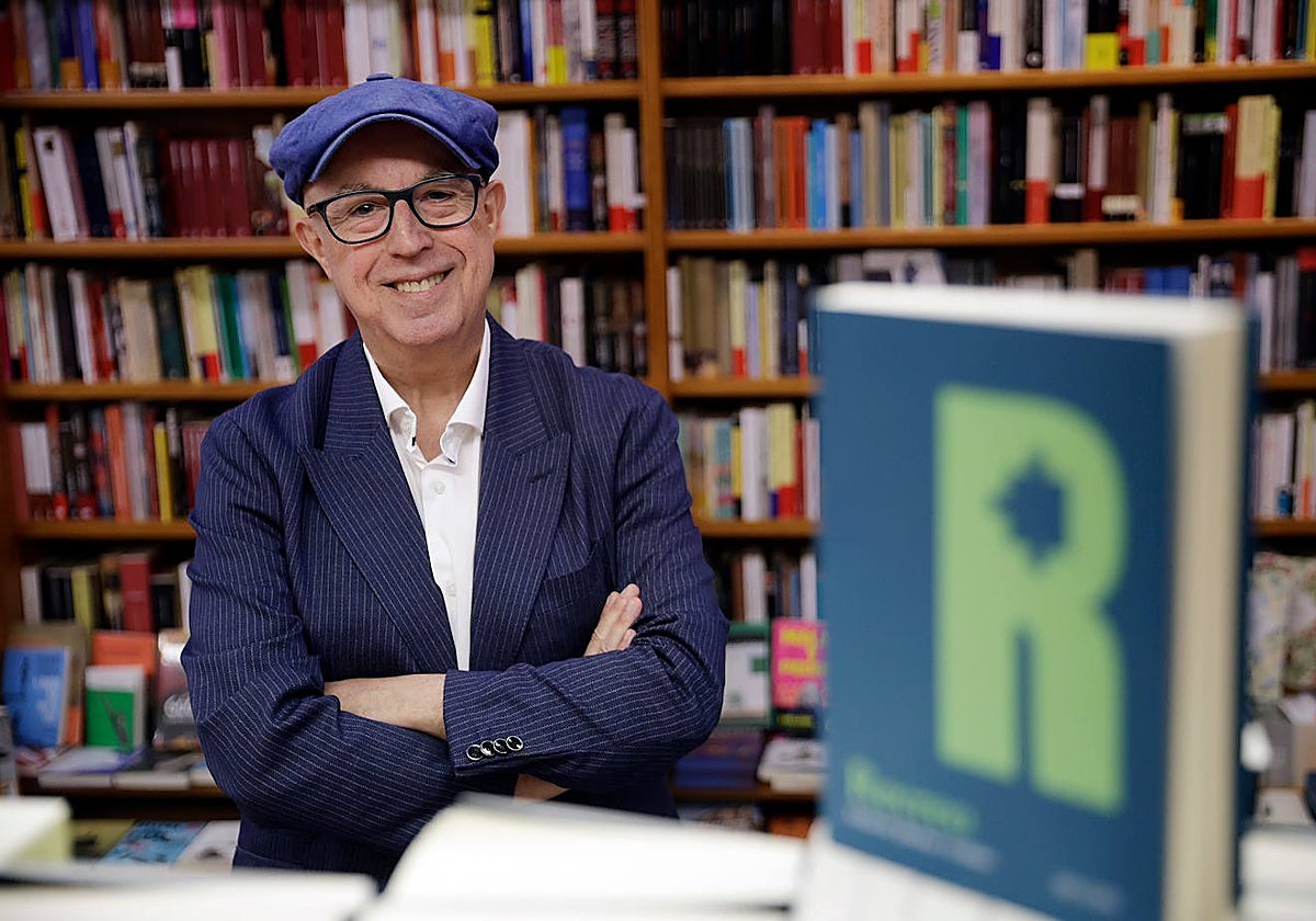 Jiménez Urdiales publica la novela de toda una vida como profesor en lo que tarda un 'Recreo'