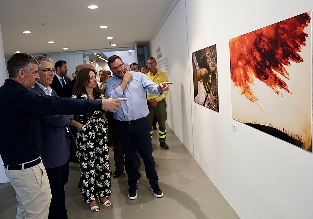 Lo que no se ve de un incendio: Ñito Salas y Juanjo Madueño retratan desde dentro la lucha contra el fuego