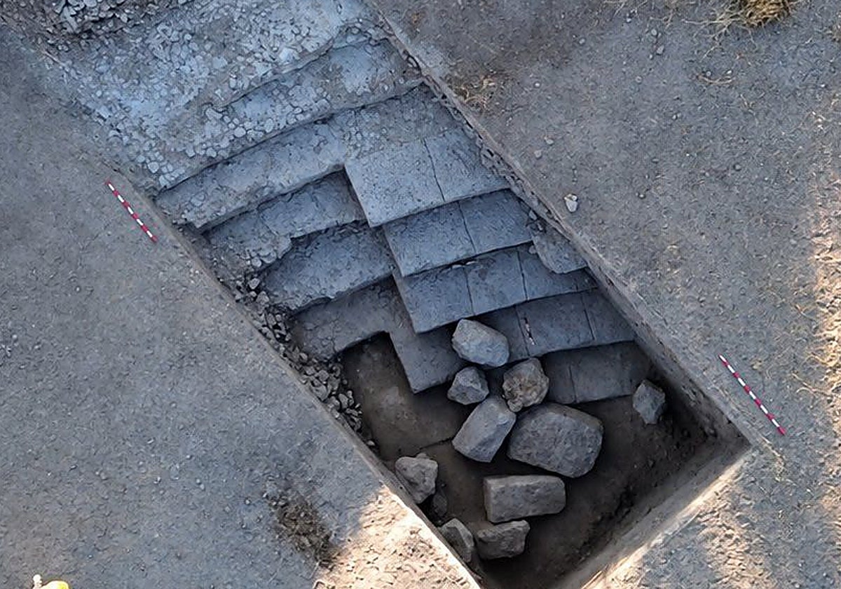 Antequera saca a la luz parte del graderío de un teatro romano de 52 metros
