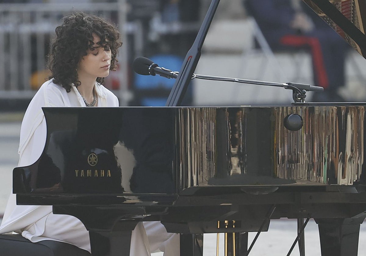 Alice Wonder se desnuda al piano en Suena SUR: entrevista y acústico en Málaga