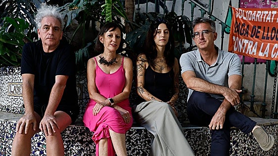 El artista Marcelo Expósito y la directora de Patrimonio, ambos a la izquierda, junto a miembros de la Casa Invisible.