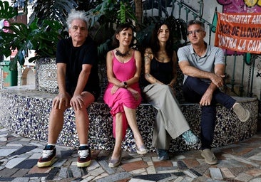 El artista Marcelo Expósito y la directora de Patrimonio, ambos a la izquierda, junto a miembros de la Casa Invisible.