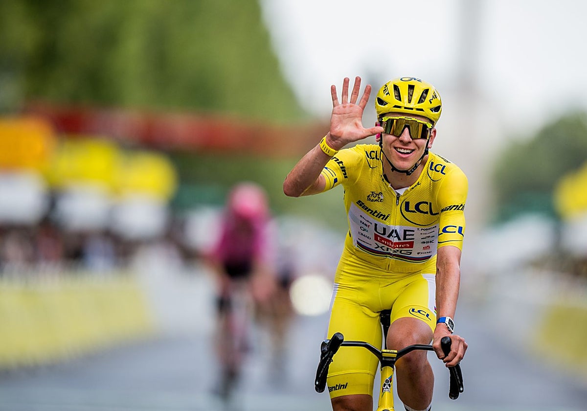 Tadej Pogacar hace un gesto con la mano para reflejar su quinta victoria en el Tour de Francia.