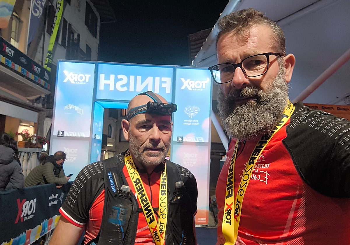 Pablo Martínez y Javier Martín Losada, tras cruzar la línea de meta en los Alpes italianos.