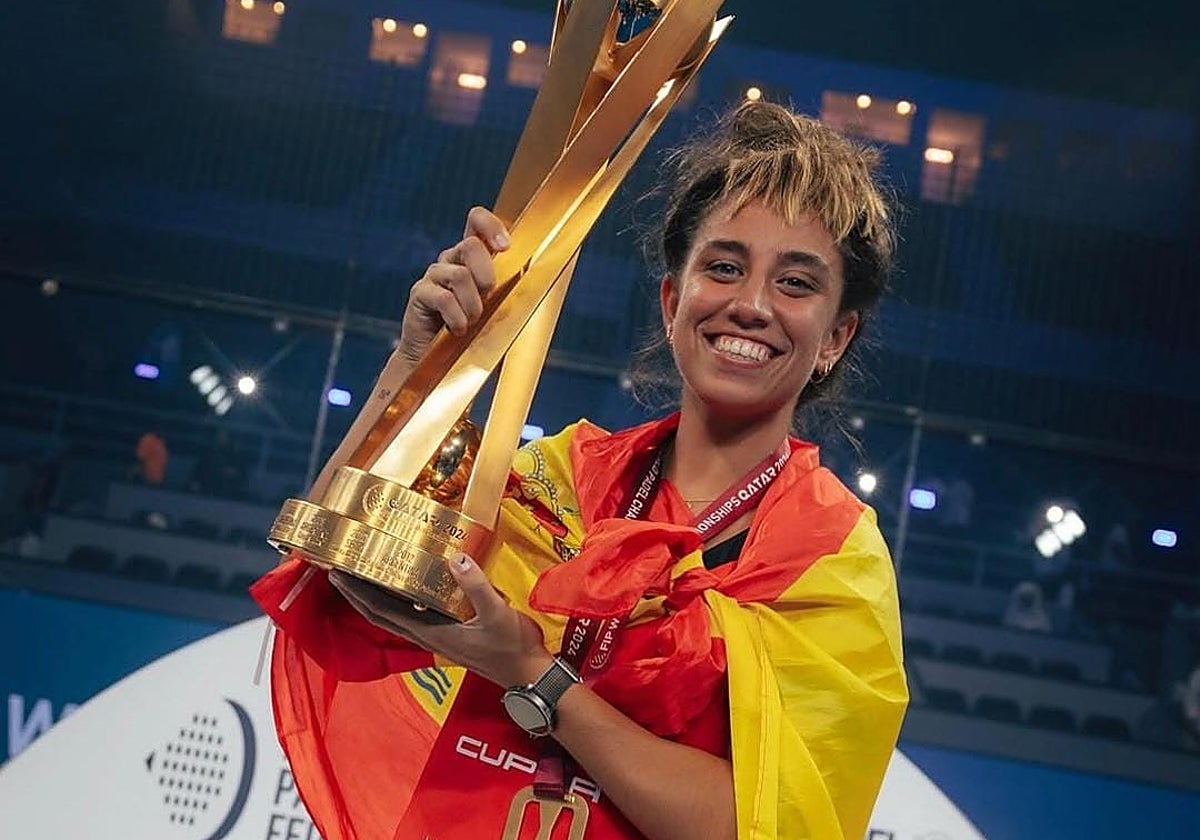 González, con el título mundial levantado en 2024.