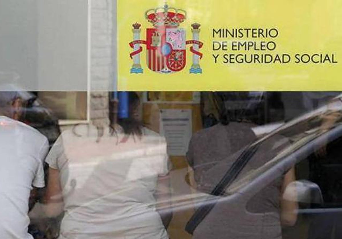 Unos perceptores esperan en una oficina de la Seguridad Social.