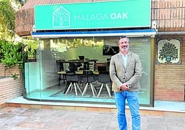 Joaquín Viñals, fundador y director de Málaga OAK Real Estate, frente a la oficina de la inmobiliaria en Paseo de Sancha.
