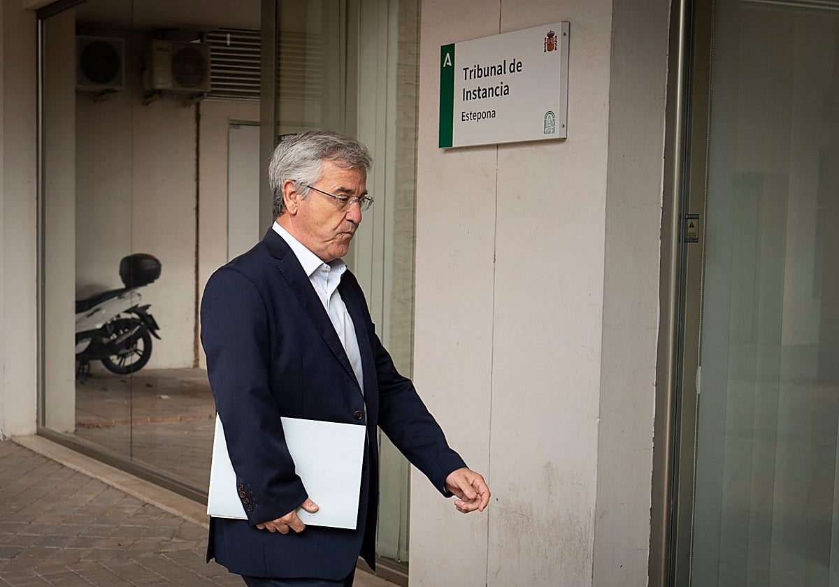 García Urbano aporta al juzgado testimonios del trabajo del cargo de confianza que contrató
