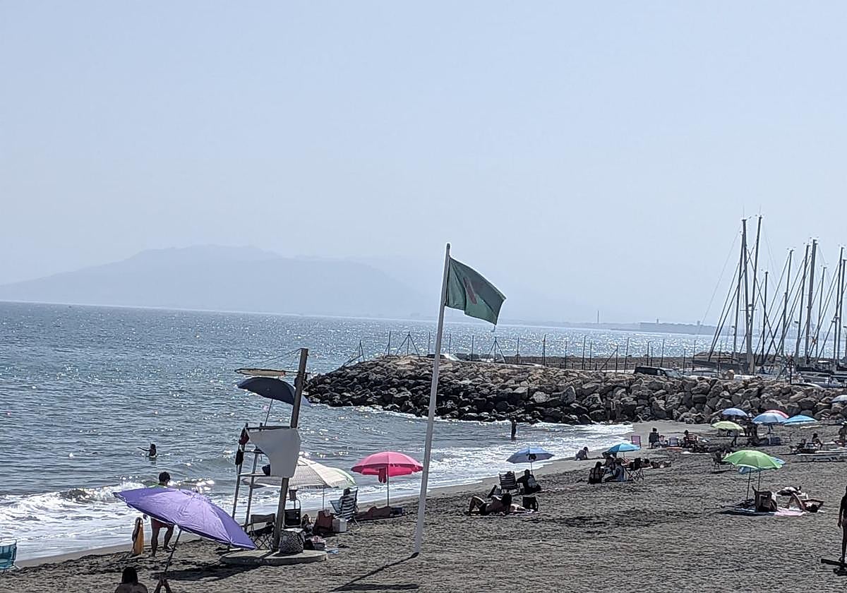 ¿Qué significan las líneas negras que tienen algunas banderas de las playas?