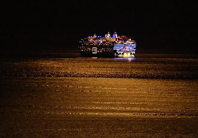 El 'Legend of the seas', este lunes por la noche abandonando la bahía de Málaga bajo la luz anaranjada de la llamada 'luna de sangre'