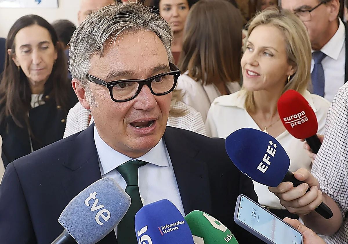Aehcos ante el nuevo consejero de Turismo: «Confiamos en que mantenga el diálogo y cercanía con el sector»
