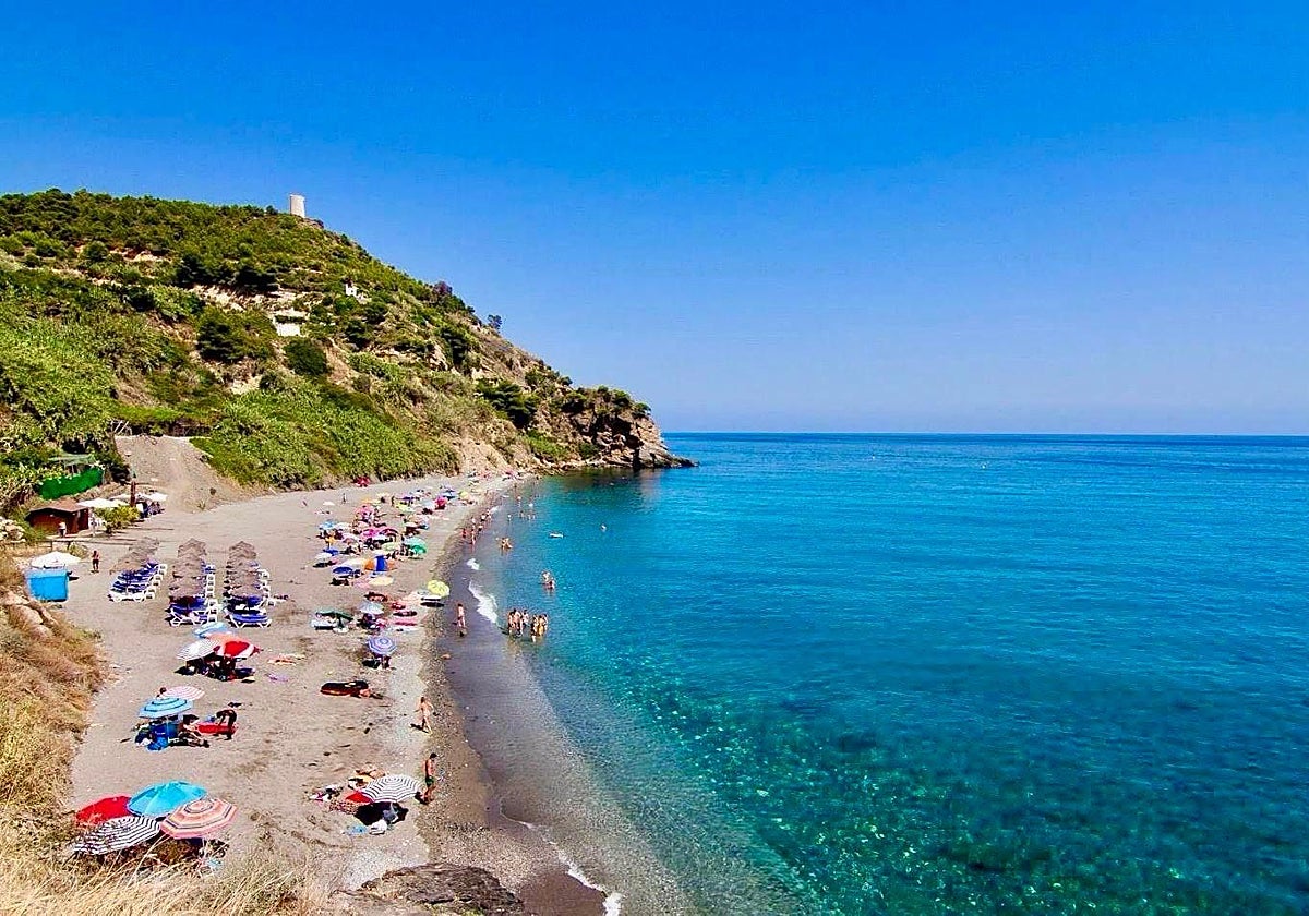 Nerja defiende la playa de Maro tras otra bandera negra por supuestos vertidos residuales