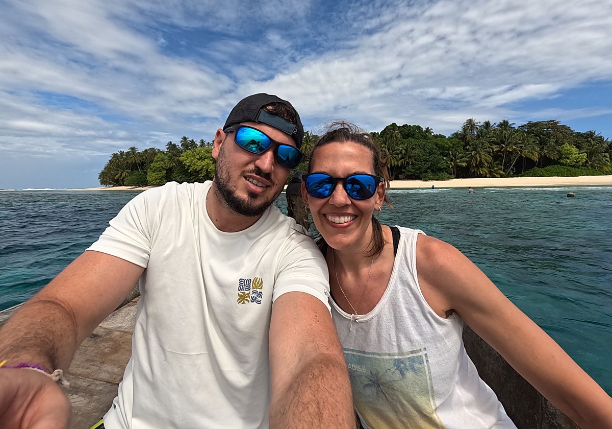 Sarah Croft y Adrián Cabezas abandonan isla Juanito tras su experiencia de aislamiento.