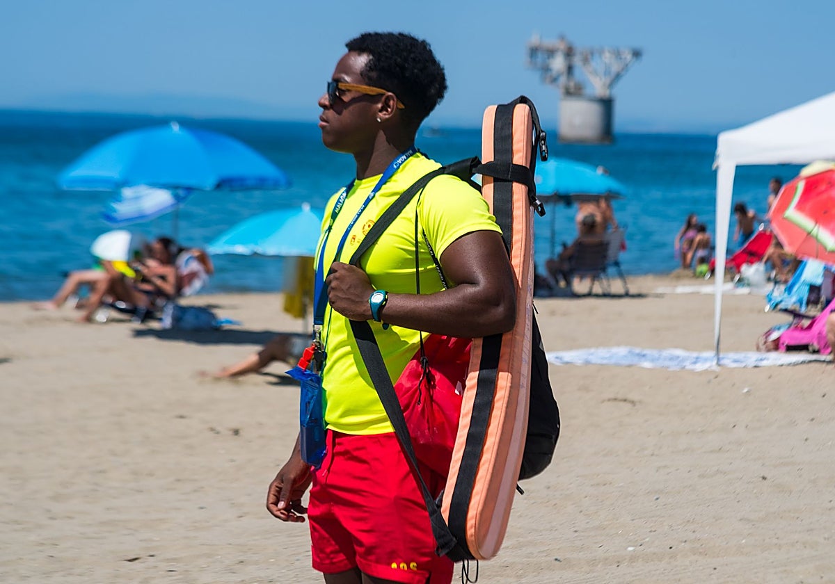 El servicio de vigilancia de playas de Marbella cierra junio con casi 1.500 intervenciones